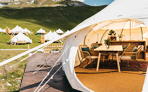 Vue intérieure d'une suite de tentes Mahal dans le village de glamping.