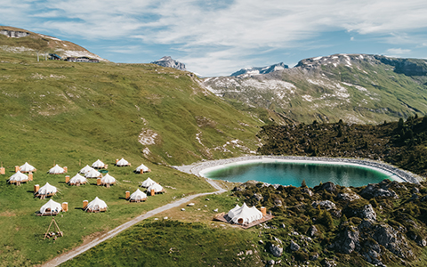 Ein Zelt Dorf von oben auf einer Alp.