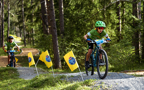 Ein Kind auf einem Mountainbike.