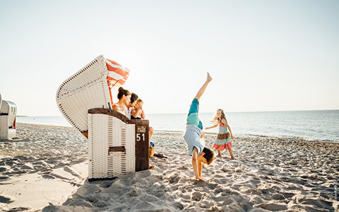 Une famille dans une chaise de plage sur la plage.