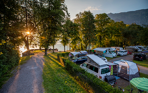 Una famiglia in riva al lago al tramonto.