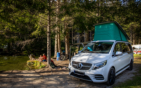 Zelte auf einem Campingplatz neben einem See.