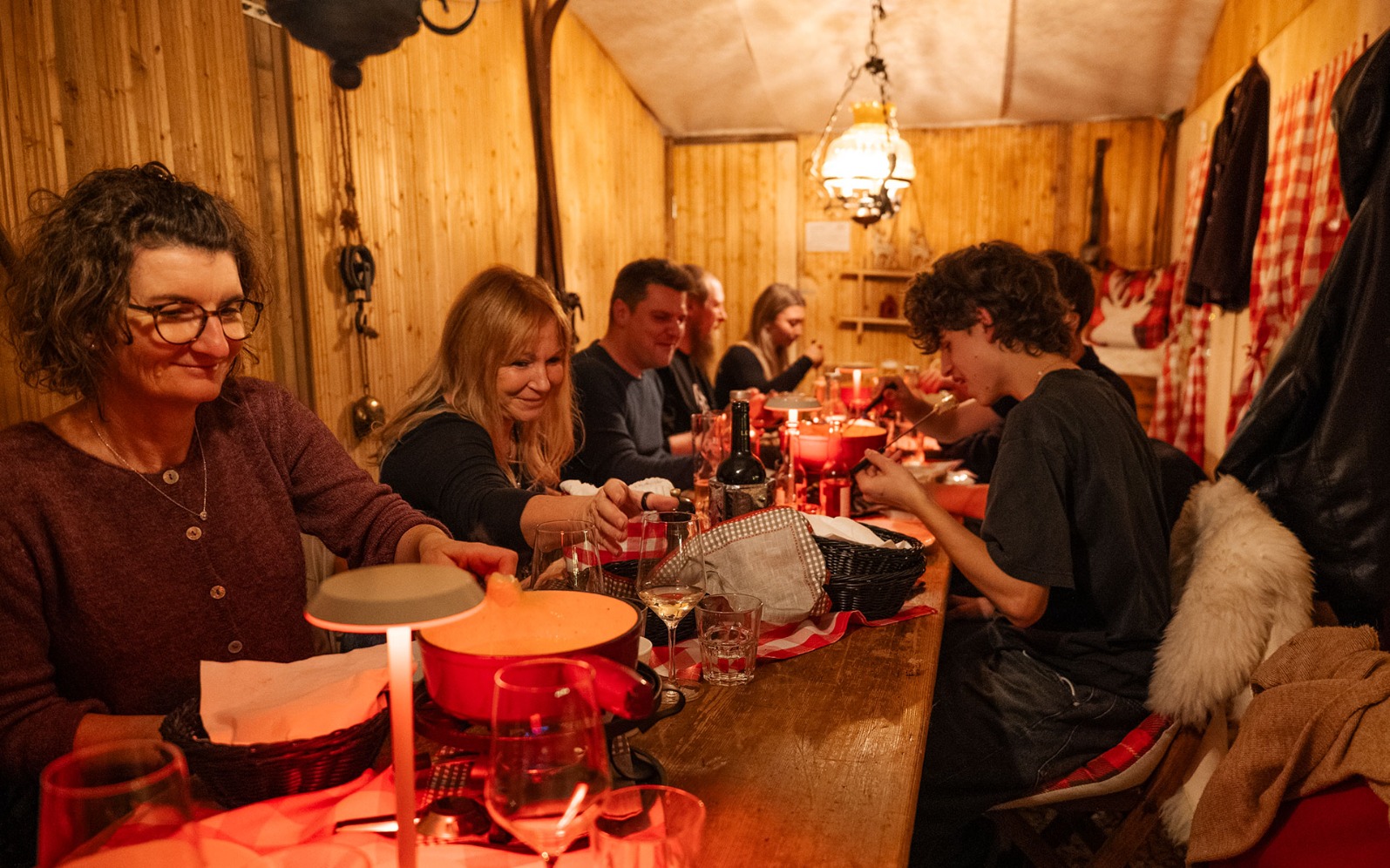 Eine Gruppe von Menschen, die Käsefondue essen.